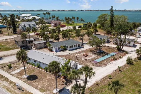 784 S McCall Rd, Englewood FL 34223