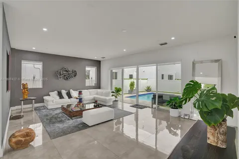 9995 NW 75th St, Doral FL 33178
