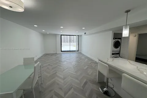 1800 Collins Ave # 5B, Miami Beach FL 33139