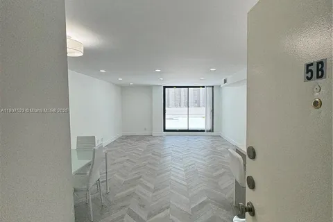 1800 Collins Ave # 5B, Miami Beach FL 33139