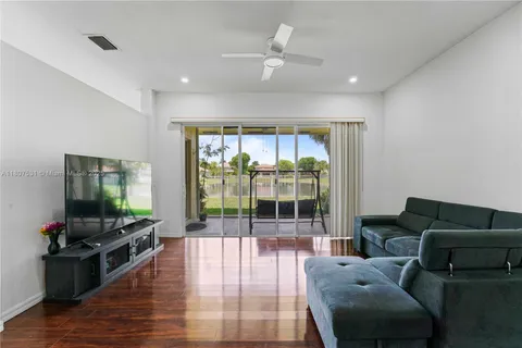 4294 Diamond Ter, Weston FL 33331