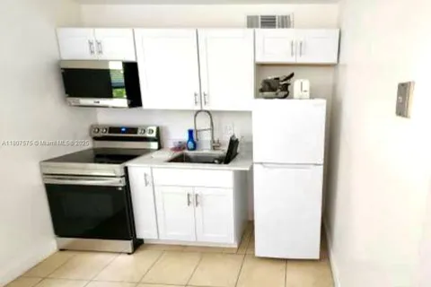 30 SE 4th Ave # 210, Hallandale Beach FL 33009
