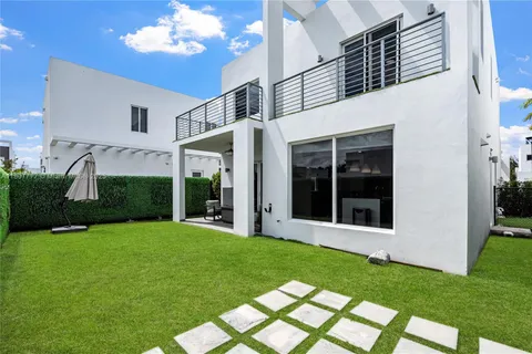 10330 NW 68th St, Doral FL 33178