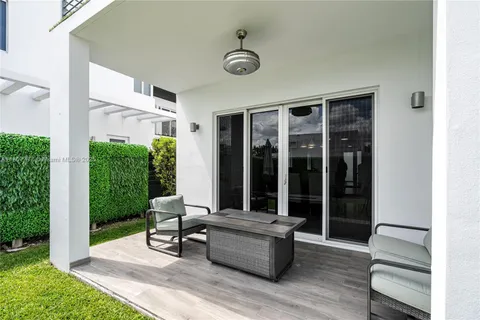 10330 NW 68th St, Doral FL 33178