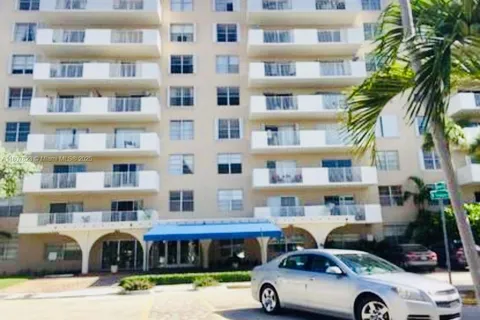 1455 N Treasure Dr # 4M, North Bay Village FL 33141