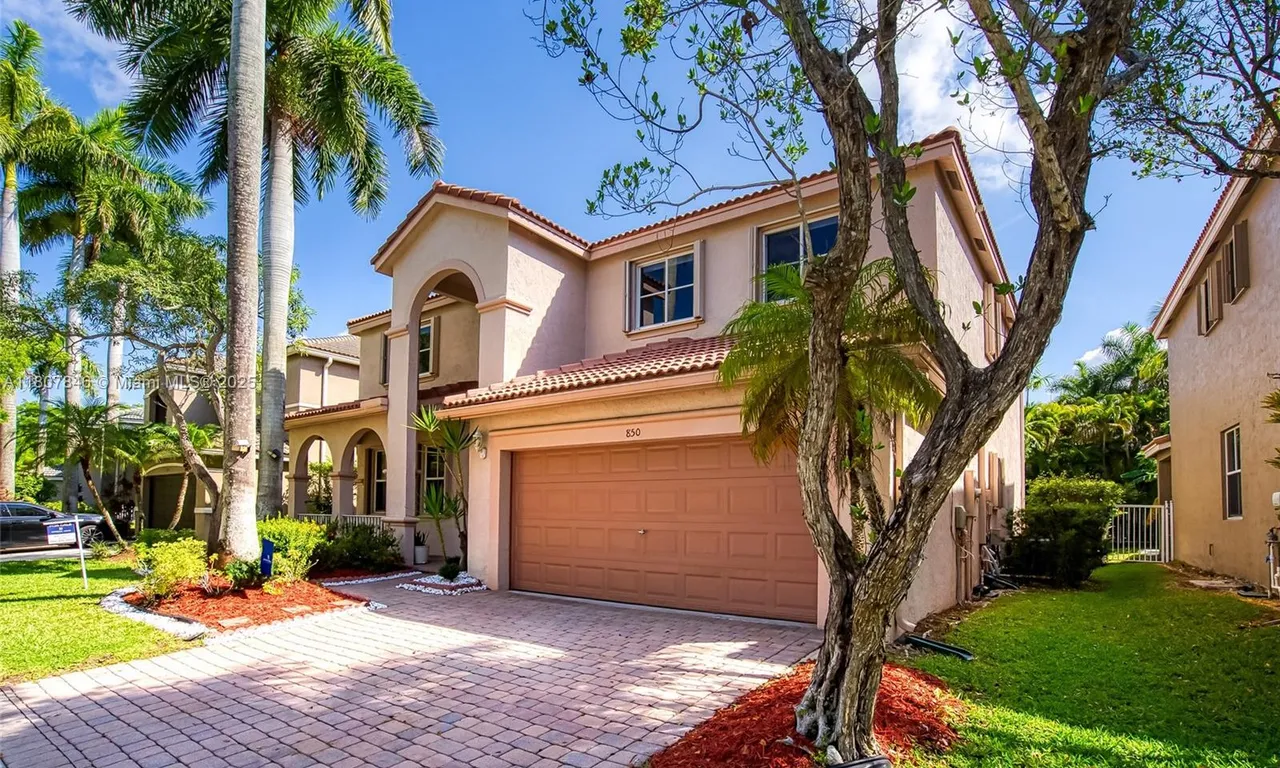 850 Nandina Dr, Weston FL 33327