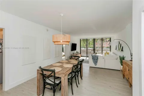 90 Edgewater Dr # 106, Coral Gables FL 33133