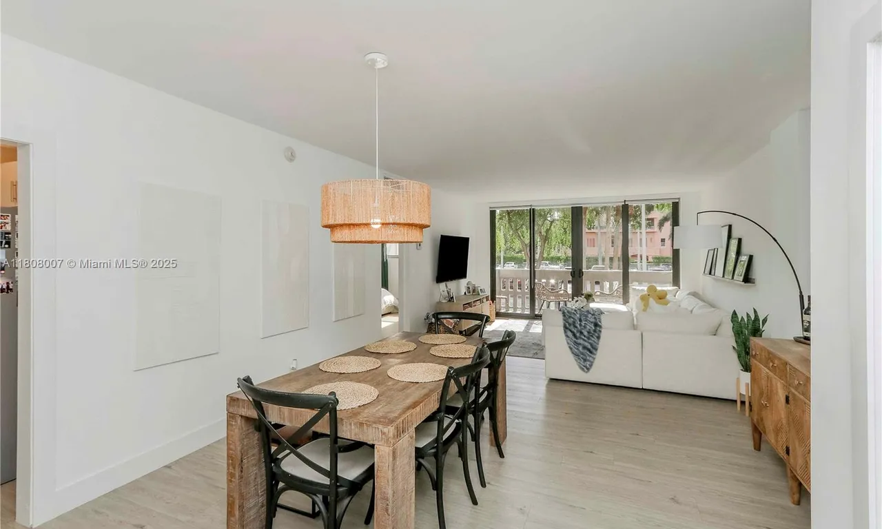 90 Edgewater Dr # 106, Coral Gables FL 33133