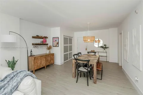 90 Edgewater Dr # 106, Coral Gables FL 33133