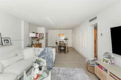 90 Edgewater Dr # 106, Coral Gables FL 33133
