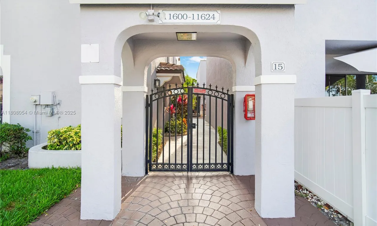 11604 NW 11th St, Pembroke Pines FL 33026