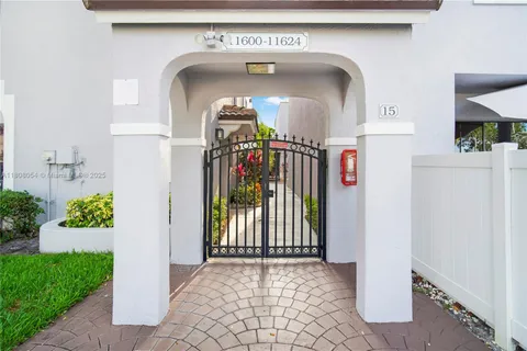 11604 NW 11th St, Pembroke Pines FL 33026
