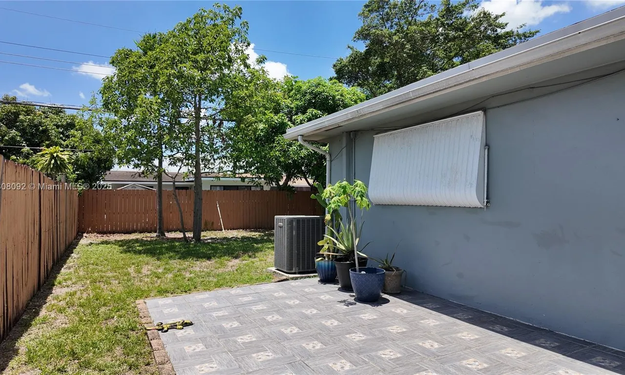 8160 Taft St, Pembroke Pines FL 33024