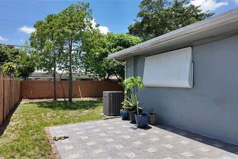 8160 Taft St, Pembroke Pines FL 33024