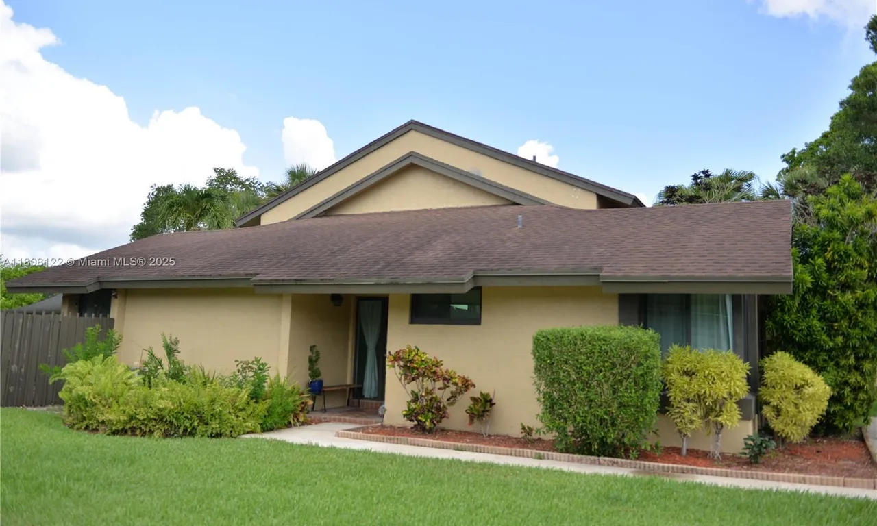 8789 Cleary Blvd, Plantation FL 33324