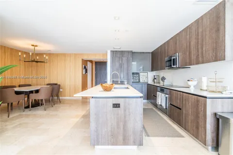 68 SE 6th  St # 1403, Miami FL 33131
