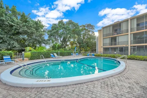 3900 N Hills Dr # 303, Hollywood FL 33021