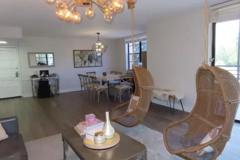 3900 N Hills Dr # 303, Hollywood FL 33021