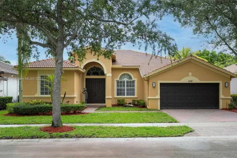 4149 E Gardenia Ave, Weston FL 33332