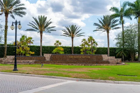 4149 E Gardenia Ave, Weston FL 33332