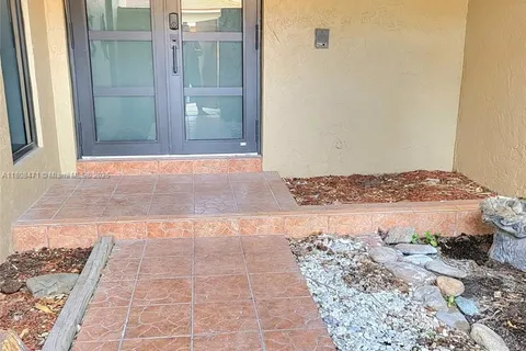 19530 Cypress Ct, Hialeah FL 33015