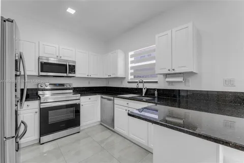 9285 SW 220th Ter, Cutler Bay FL 33190