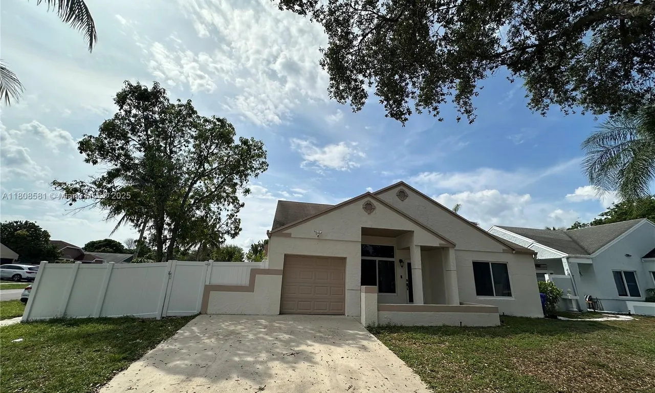 8600 SW 12th St, Pembroke Pines FL 33025