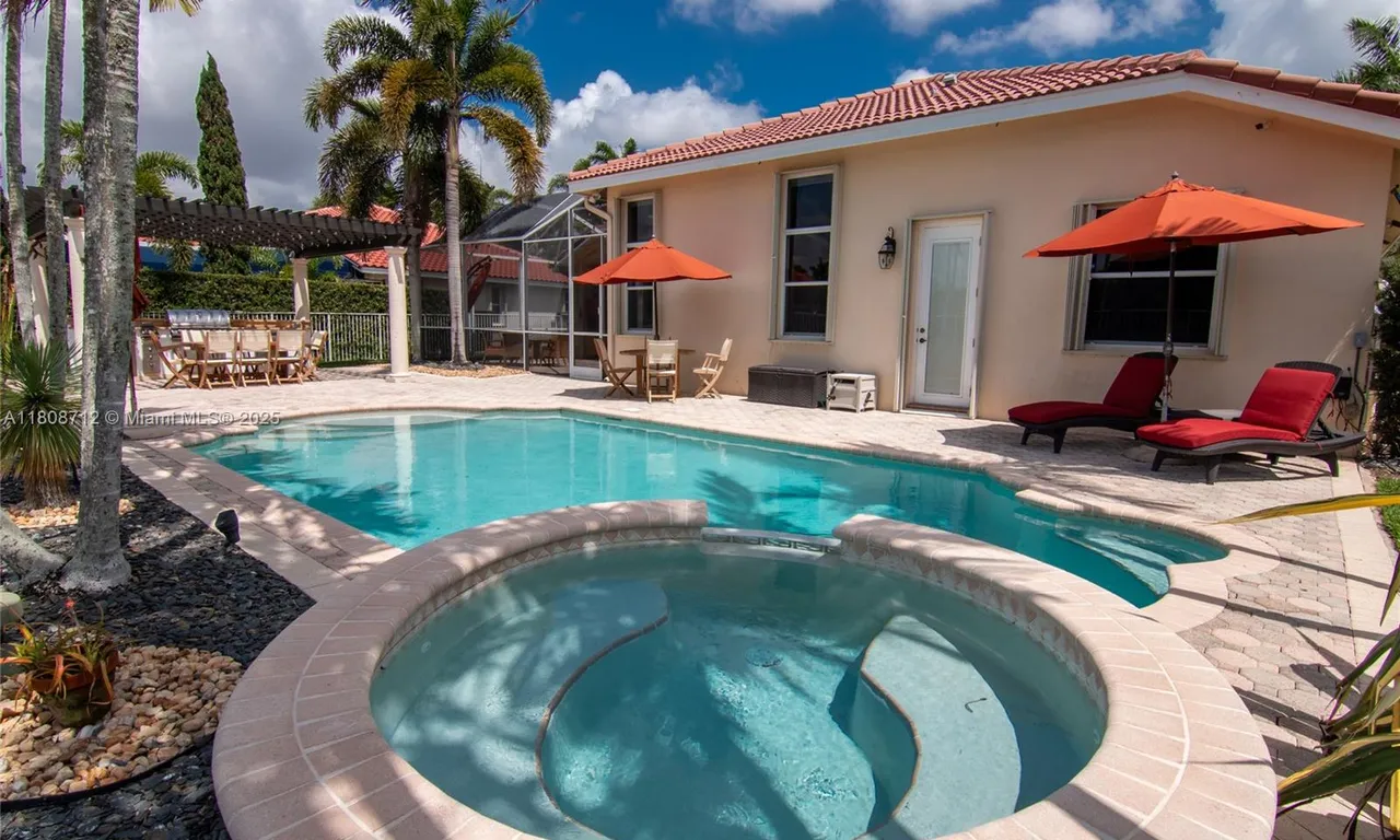 1714 Victoria Pointe Cir, Weston FL 33327