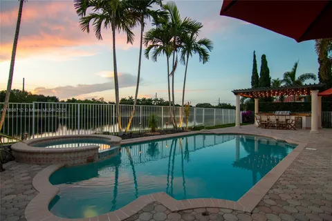 1714 Victoria Pointe Cir, Weston FL 33327