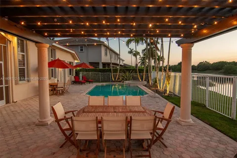 1714 Victoria Pointe Cir, Weston FL 33327