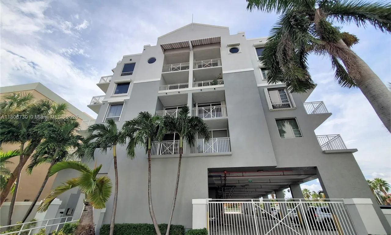 2642 Collins Ave # 305, Miami Beach FL 33140
