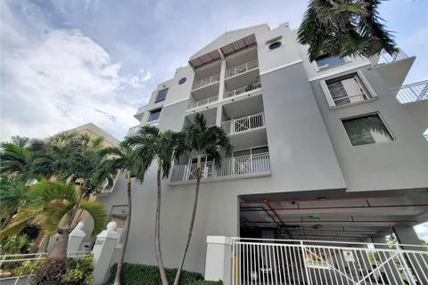 2642 Collins Ave # 305, Miami Beach FL 33140