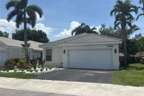 9366 Arborwood Cir, Davie FL 33328