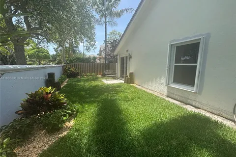 9366 Arborwood Cir, Davie FL 33328