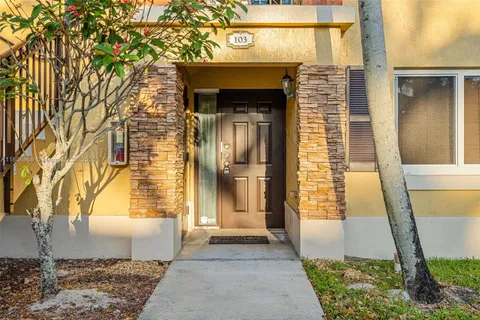945 NE 34th Ave # 103, Homestead FL 33033