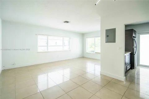 1940 Biarritz Dr # 18, Miami Beach FL 33141