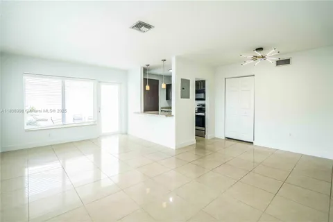 1940 Biarritz Dr # 18, Miami Beach FL 33141