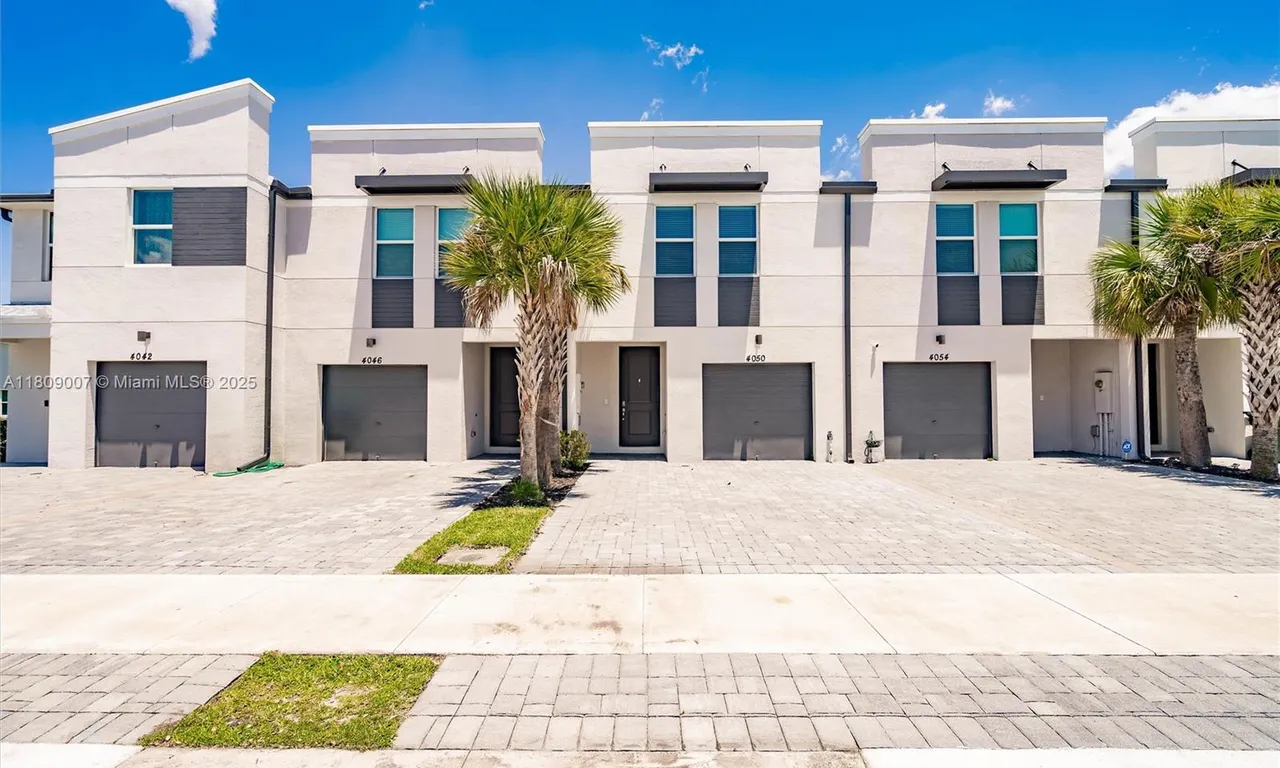 4050 Hot Springs Ave, Palm Springs FL 33461