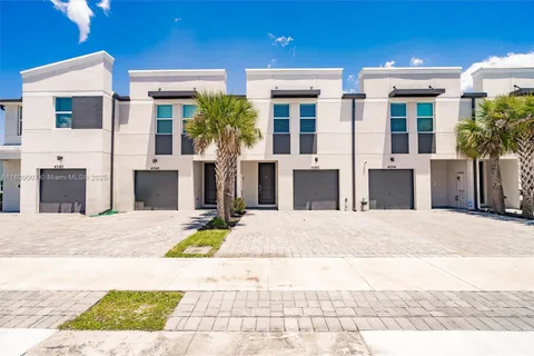 4050 Hot Springs Ave, Palm Springs FL 33461
