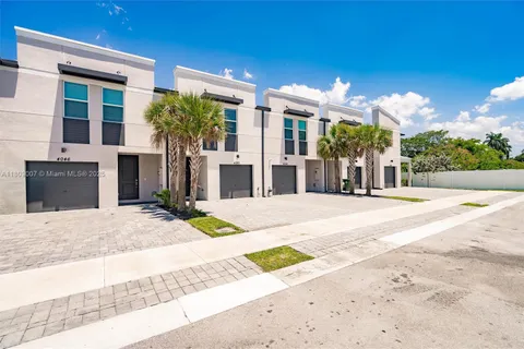 4050 Hot Springs Ave, Palm Springs FL 33461