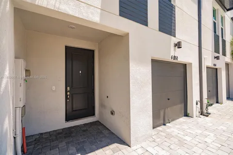 4050 Hot Springs Ave, Palm Springs FL 33461