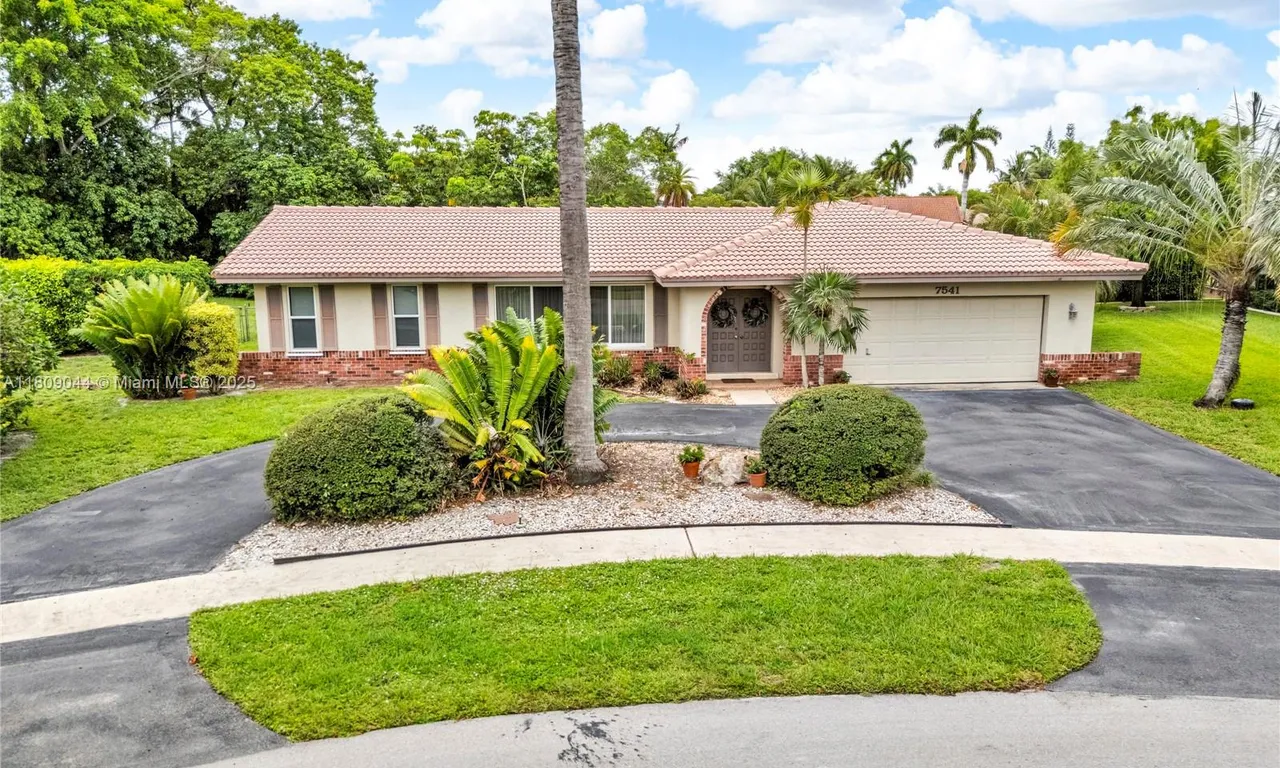 7541 SW 9th St, Plantation FL 33317