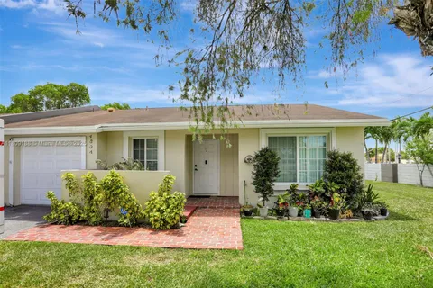 453 Lakewood Cir # A, Margate FL 33063