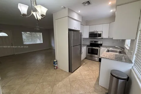 1061 NE 34th # 3, Oakland Park FL 33334