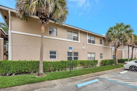 826 Twin Lakes Dr # D, Coral Springs FL 33071