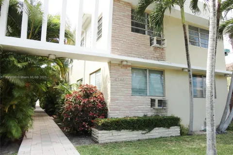 4740 Pine Tree Dr # 32, Miami Beach FL 33140