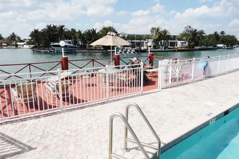4740 Pine Tree Dr # 32, Miami Beach FL 33140