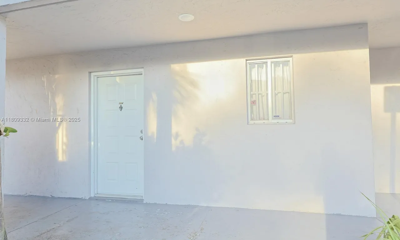 2730 W 76th St # 104, Hialeah FL 33016