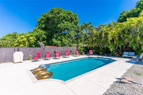 2960 SW 17th St, Miami FL 33145