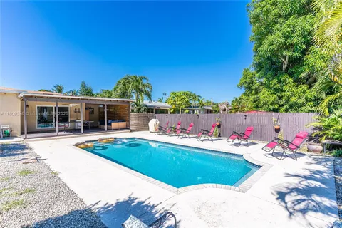 2960 SW 17th St, Miami FL 33145